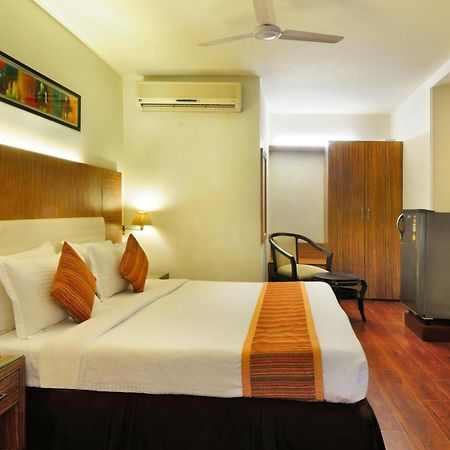 Crossroads Hotel Gurgaon Buitenkant foto