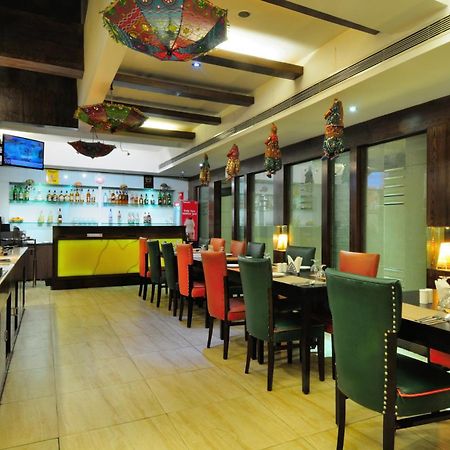 Crossroads Hotel Gurgaon Buitenkant foto