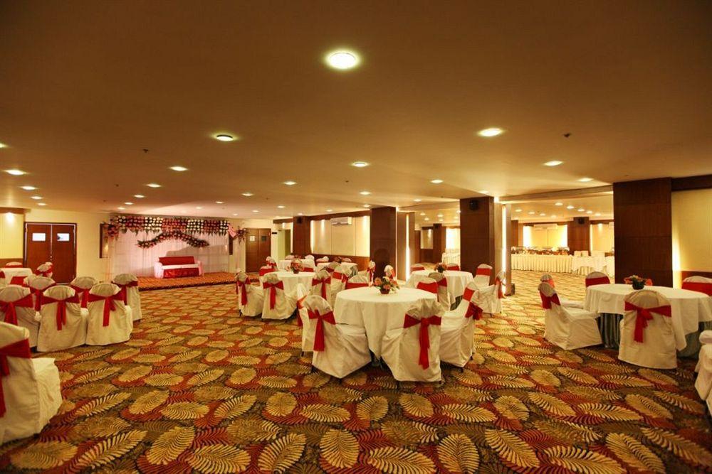 Crossroads Hotel Gurgaon Buitenkant foto