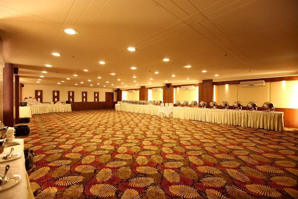 Crossroads Hotel Gurgaon Buitenkant foto