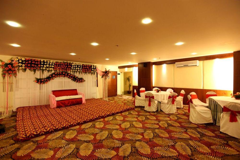 Crossroads Hotel Gurgaon Buitenkant foto