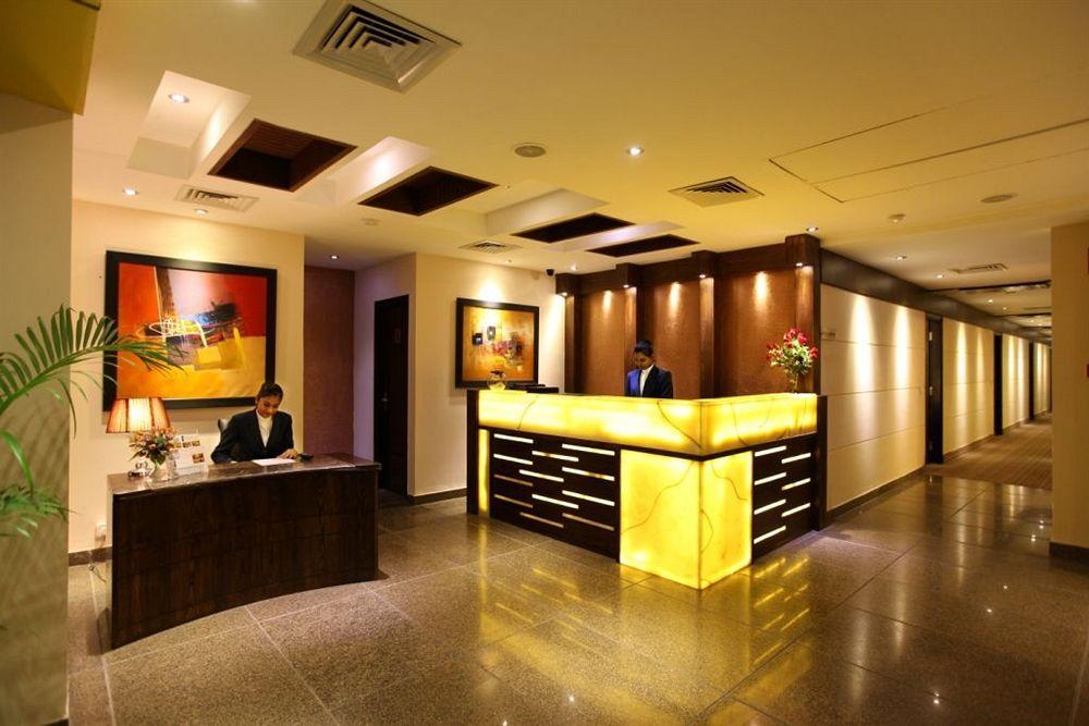 Crossroads Hotel Gurgaon Buitenkant foto