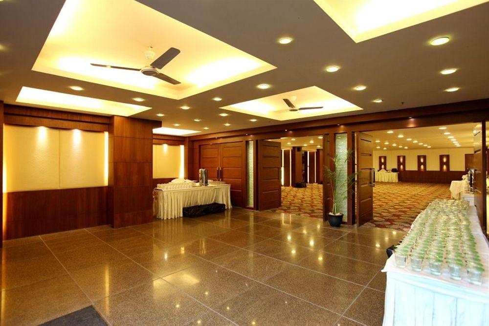 Crossroads Hotel Gurgaon Buitenkant foto