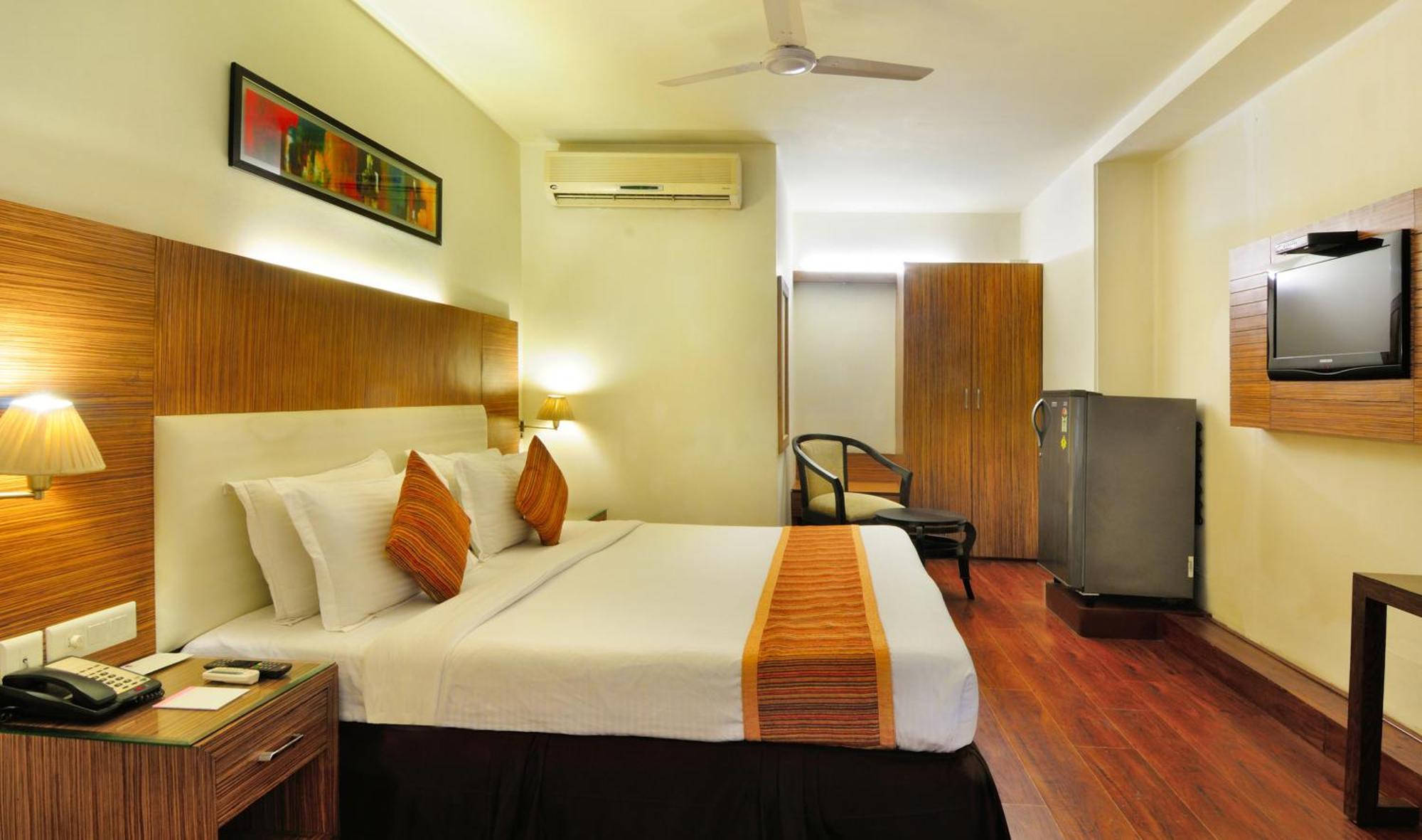 Crossroads Hotel Gurgaon Buitenkant foto