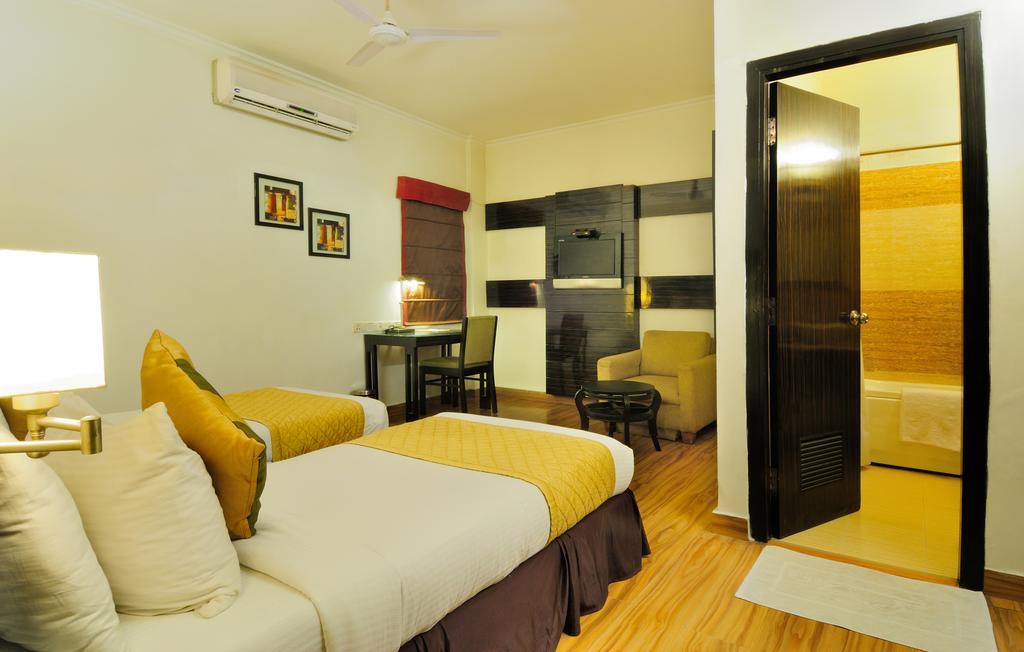 Crossroads Hotel Gurgaon Buitenkant foto