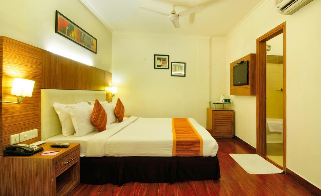 Crossroads Hotel Gurgaon Buitenkant foto