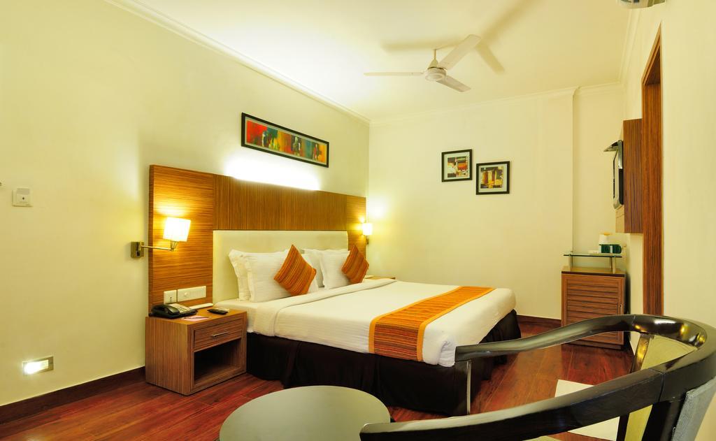 Crossroads Hotel Gurgaon Buitenkant foto