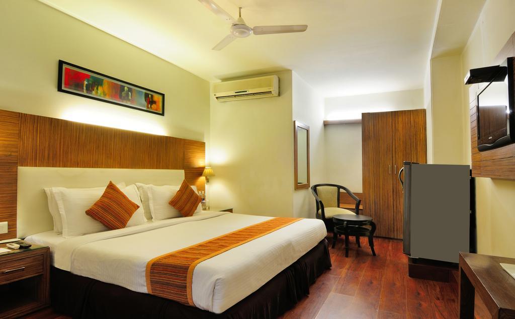 Crossroads Hotel Gurgaon Buitenkant foto