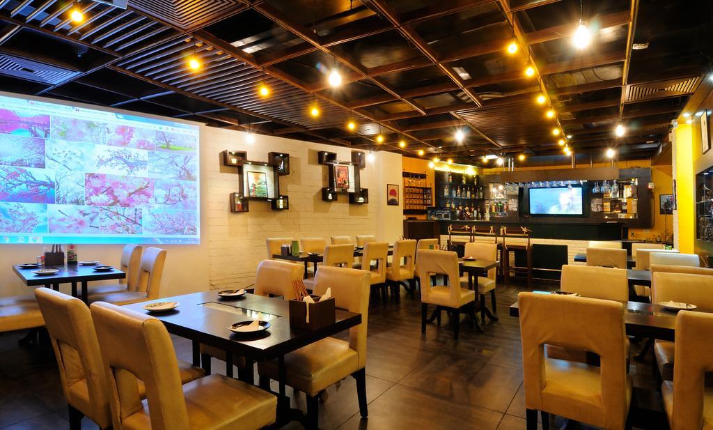 Crossroads Hotel Gurgaon Buitenkant foto