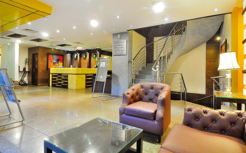 Crossroads Hotel Gurgaon Buitenkant foto
