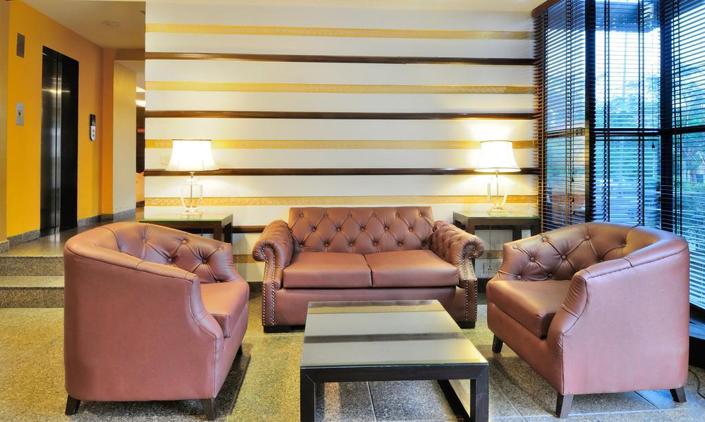 Crossroads Hotel Gurgaon Buitenkant foto
