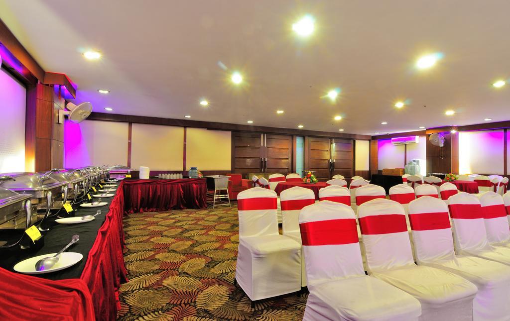 Crossroads Hotel Gurgaon Buitenkant foto