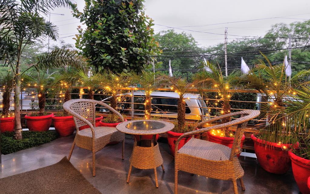Crossroads Hotel Gurgaon Buitenkant foto