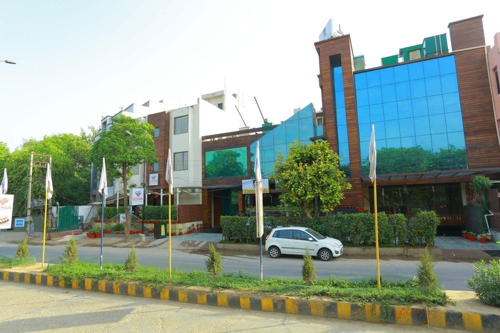 Crossroads Hotel Gurgaon Buitenkant foto