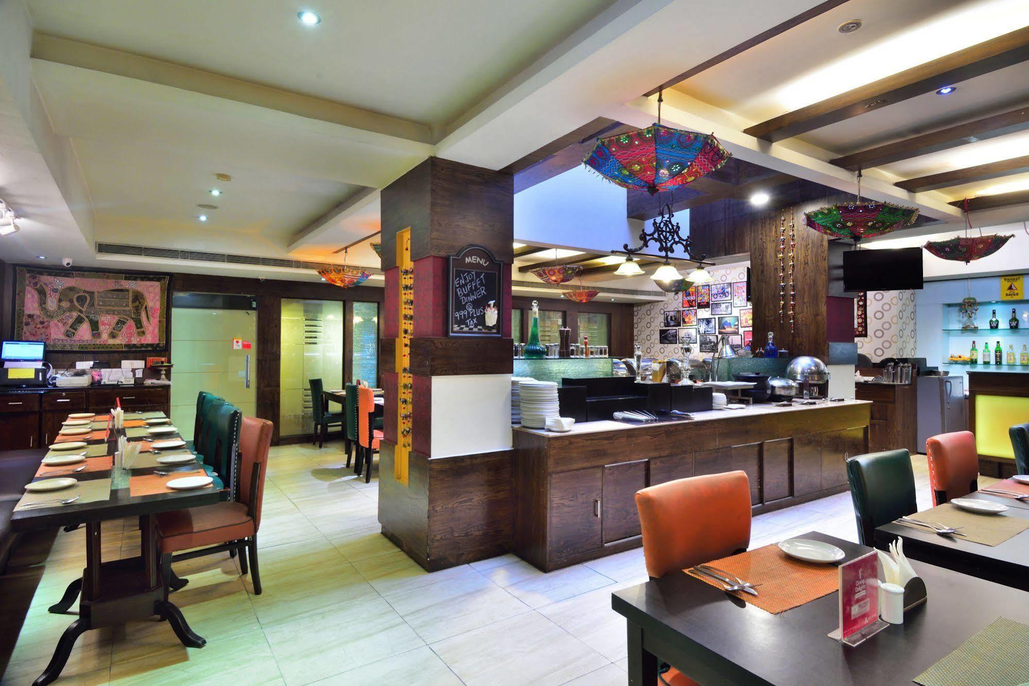 Crossroads Hotel Gurgaon Buitenkant foto
