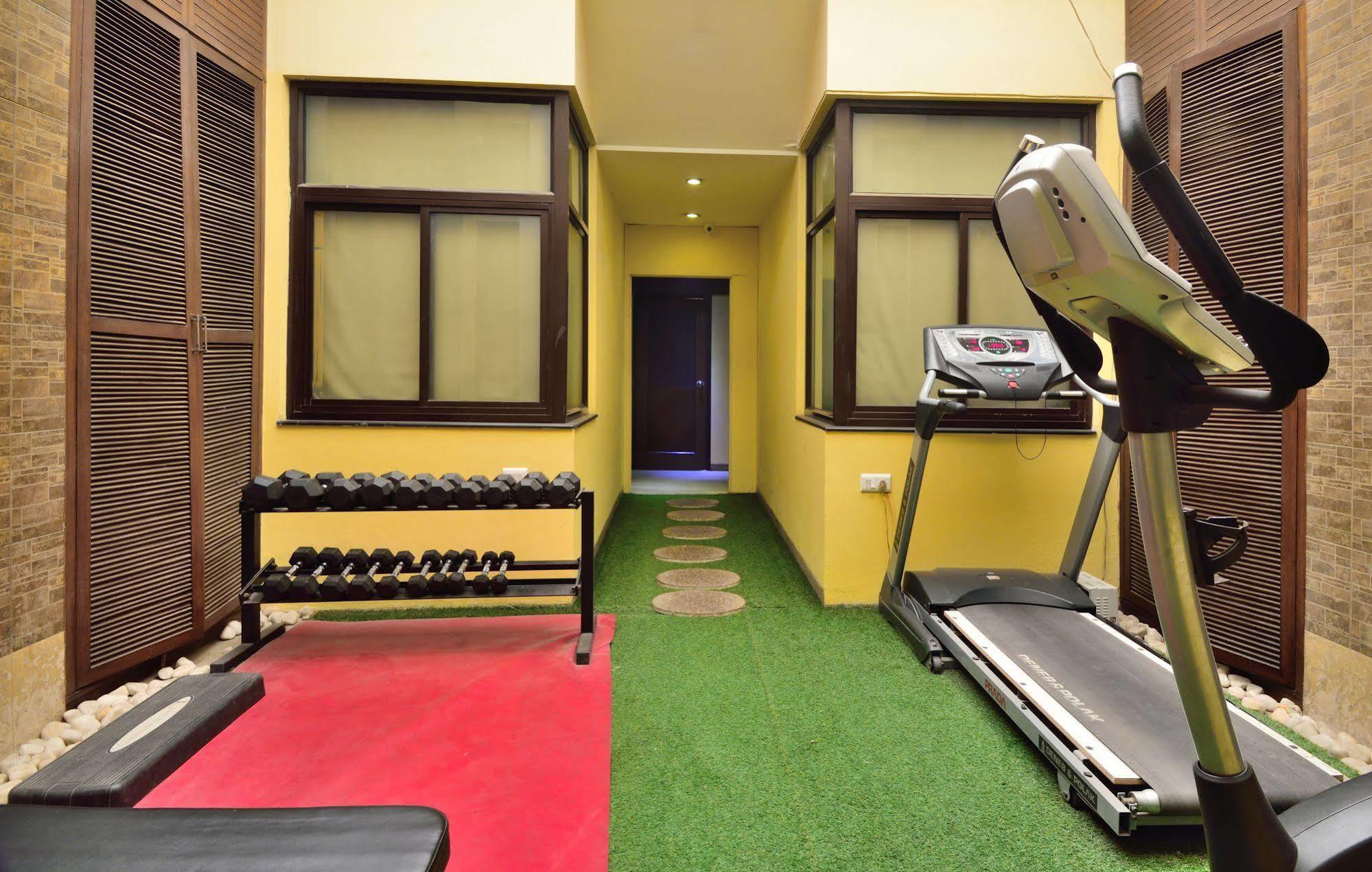 Crossroads Hotel Gurgaon Buitenkant foto