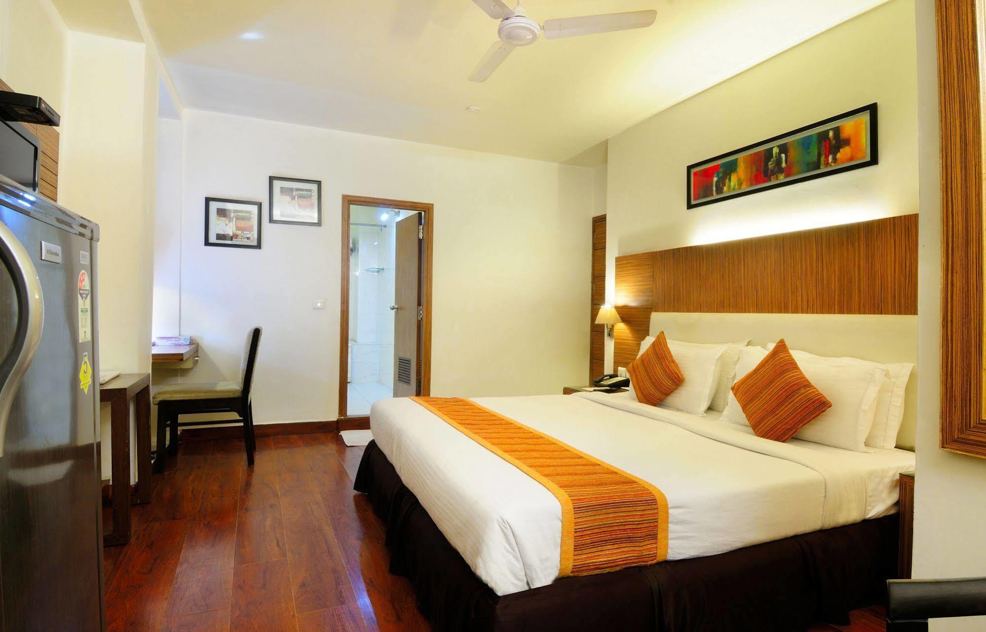 Crossroads Hotel Gurgaon Buitenkant foto