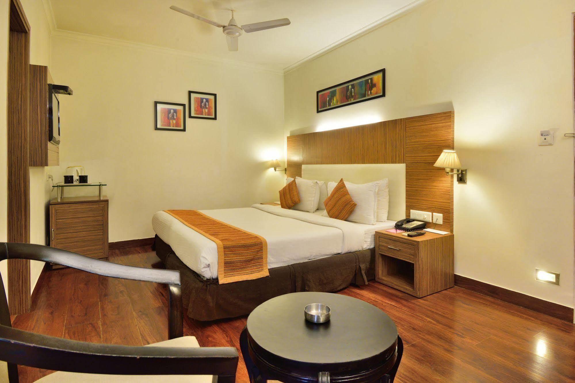 Crossroads Hotel Gurgaon Buitenkant foto