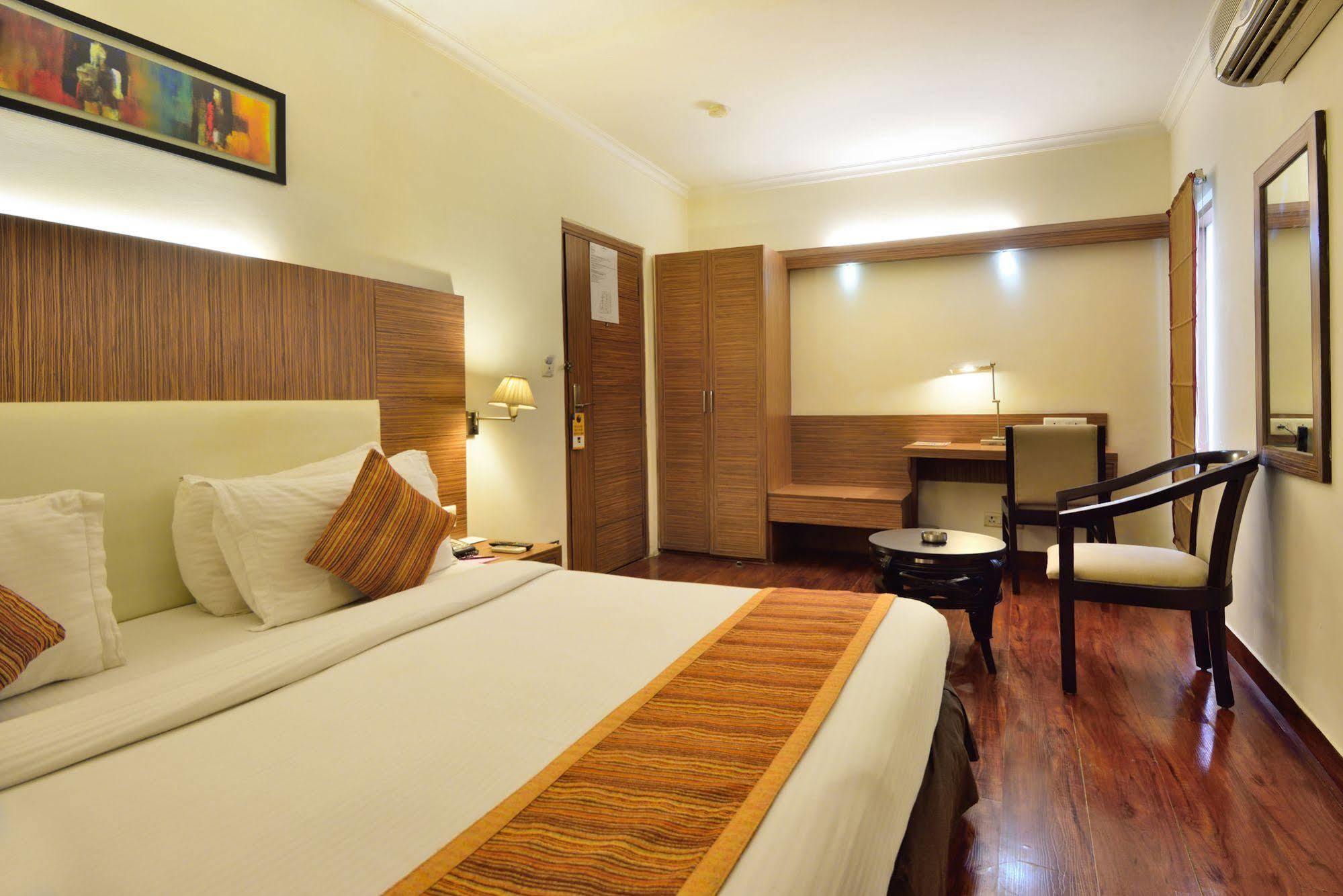 Crossroads Hotel Gurgaon Buitenkant foto