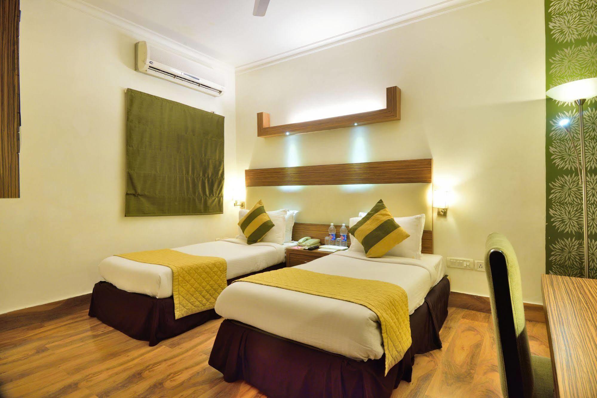 Crossroads Hotel Gurgaon Buitenkant foto