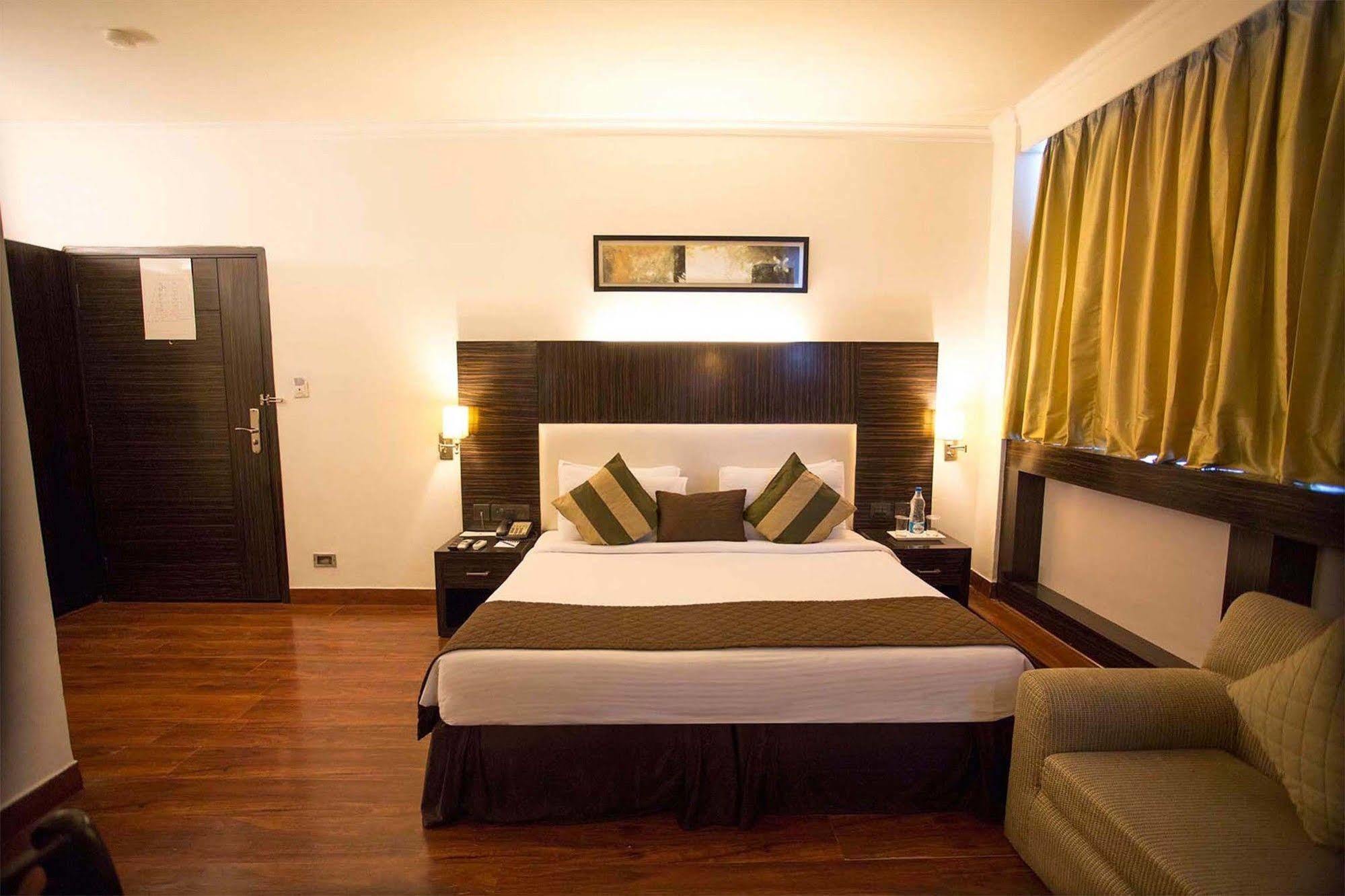 Crossroads Hotel Gurgaon Buitenkant foto