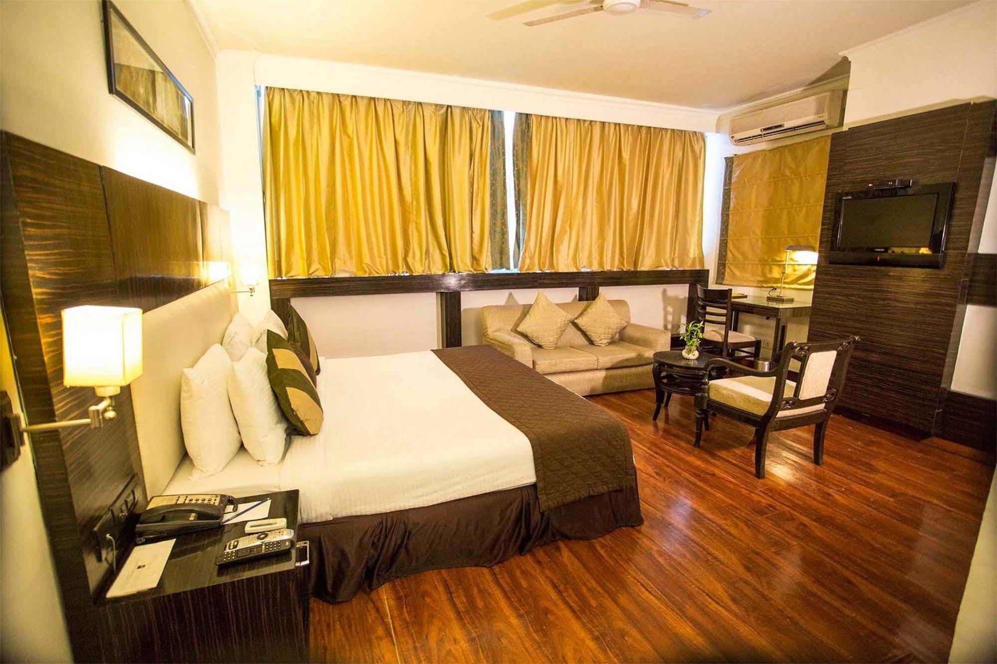 Crossroads Hotel Gurgaon Buitenkant foto