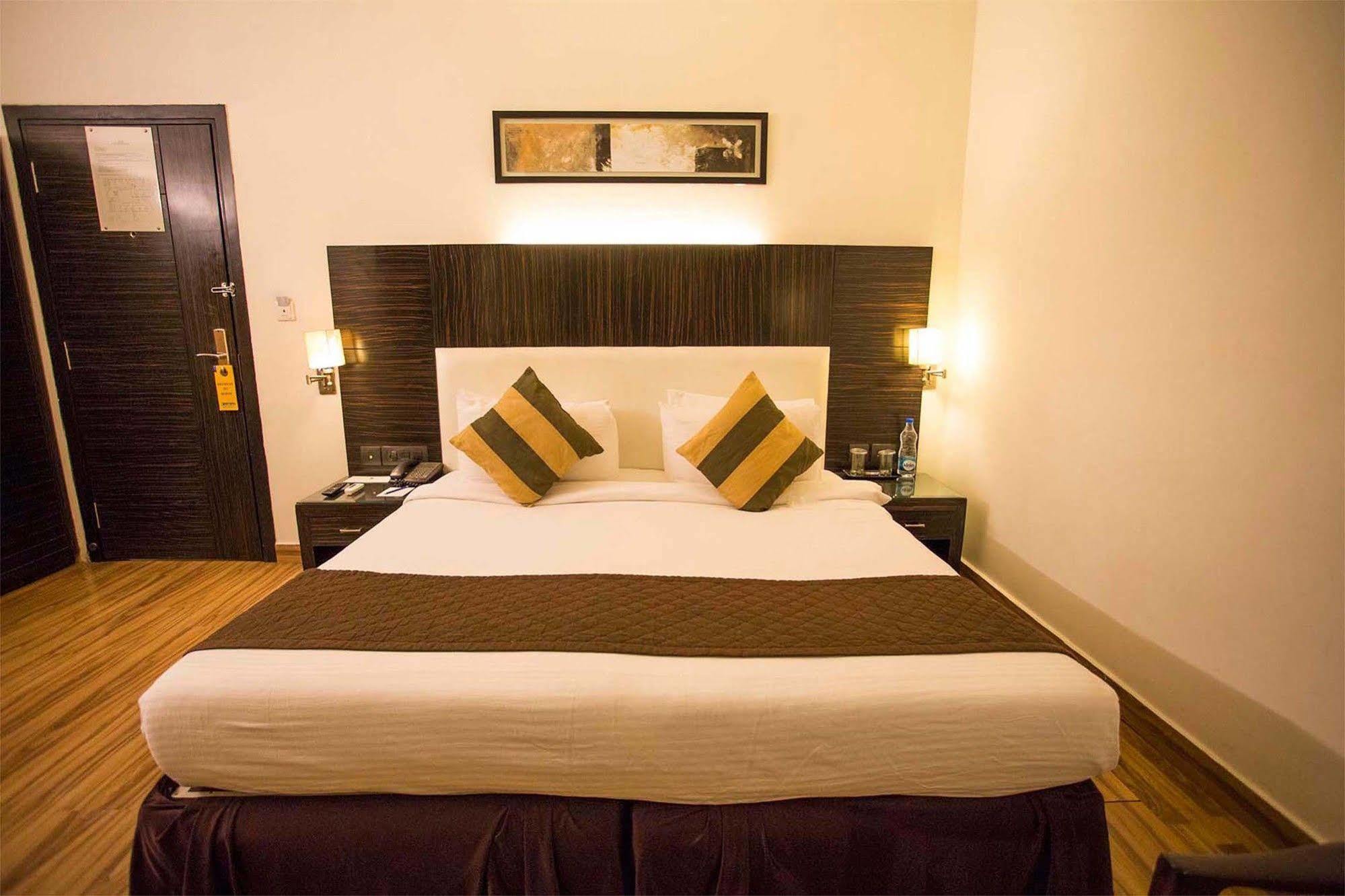 Crossroads Hotel Gurgaon Buitenkant foto