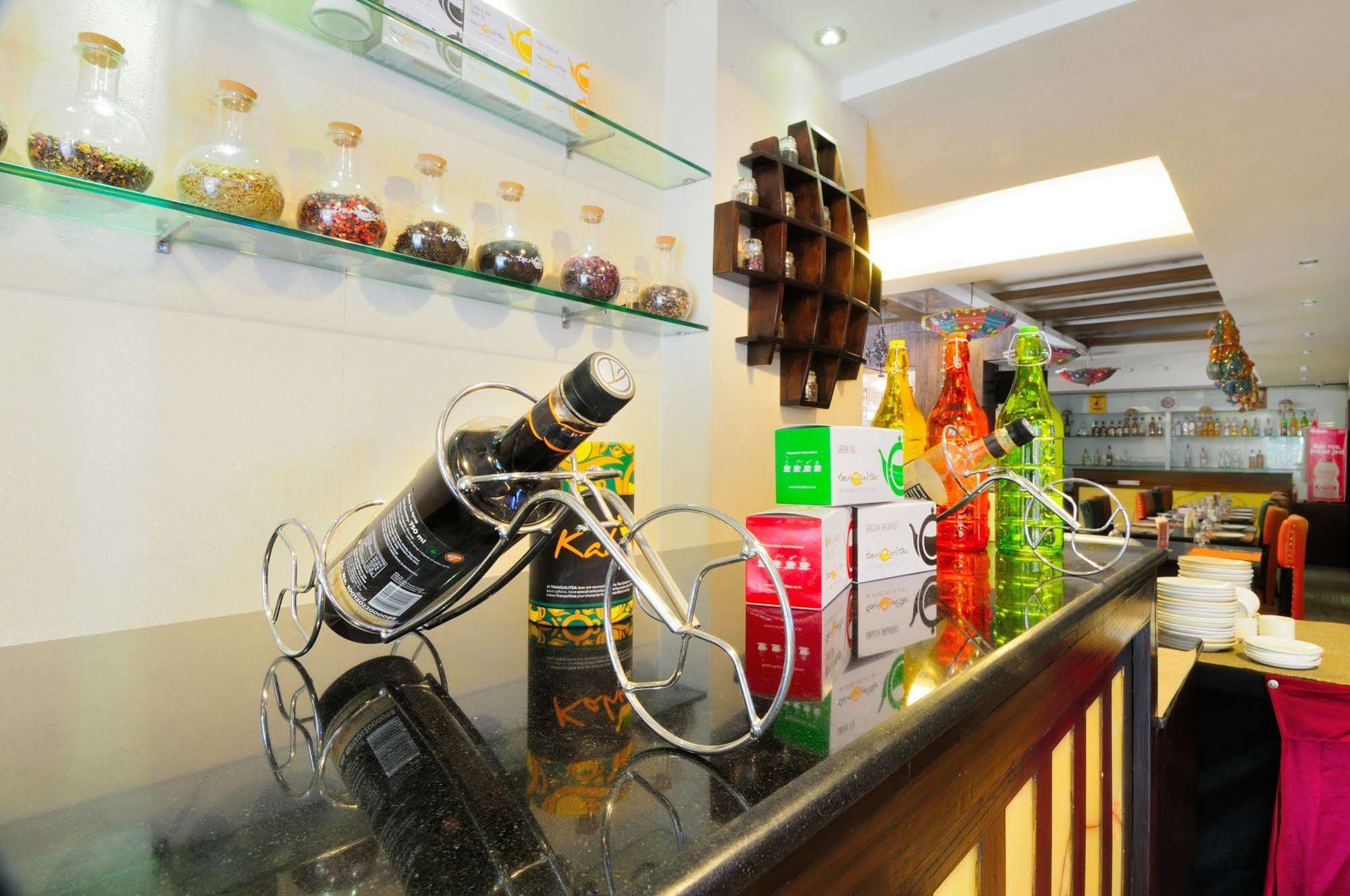 Crossroads Hotel Gurgaon Buitenkant foto