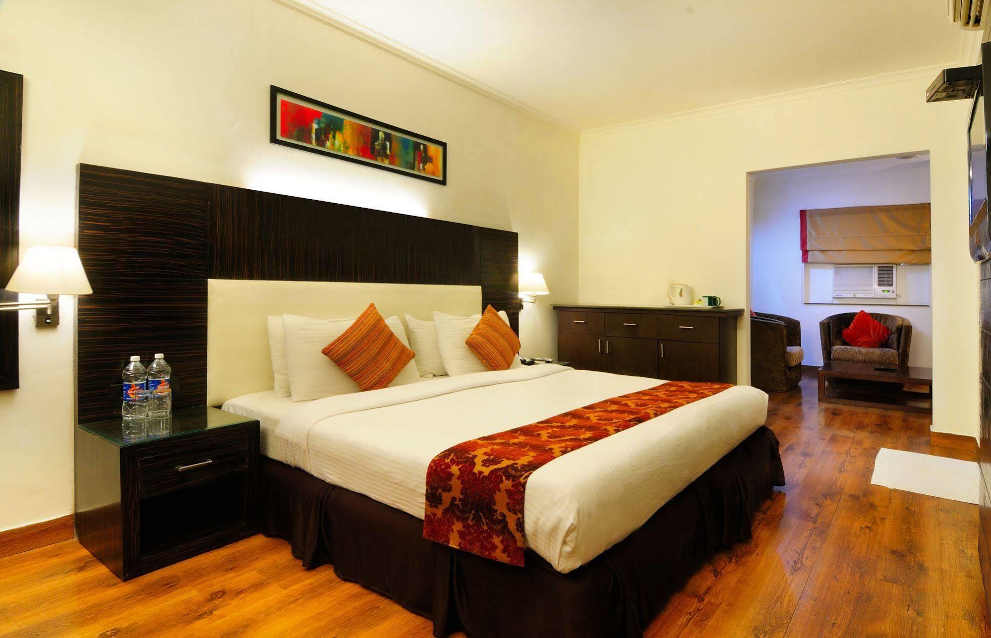 Crossroads Hotel Gurgaon Buitenkant foto