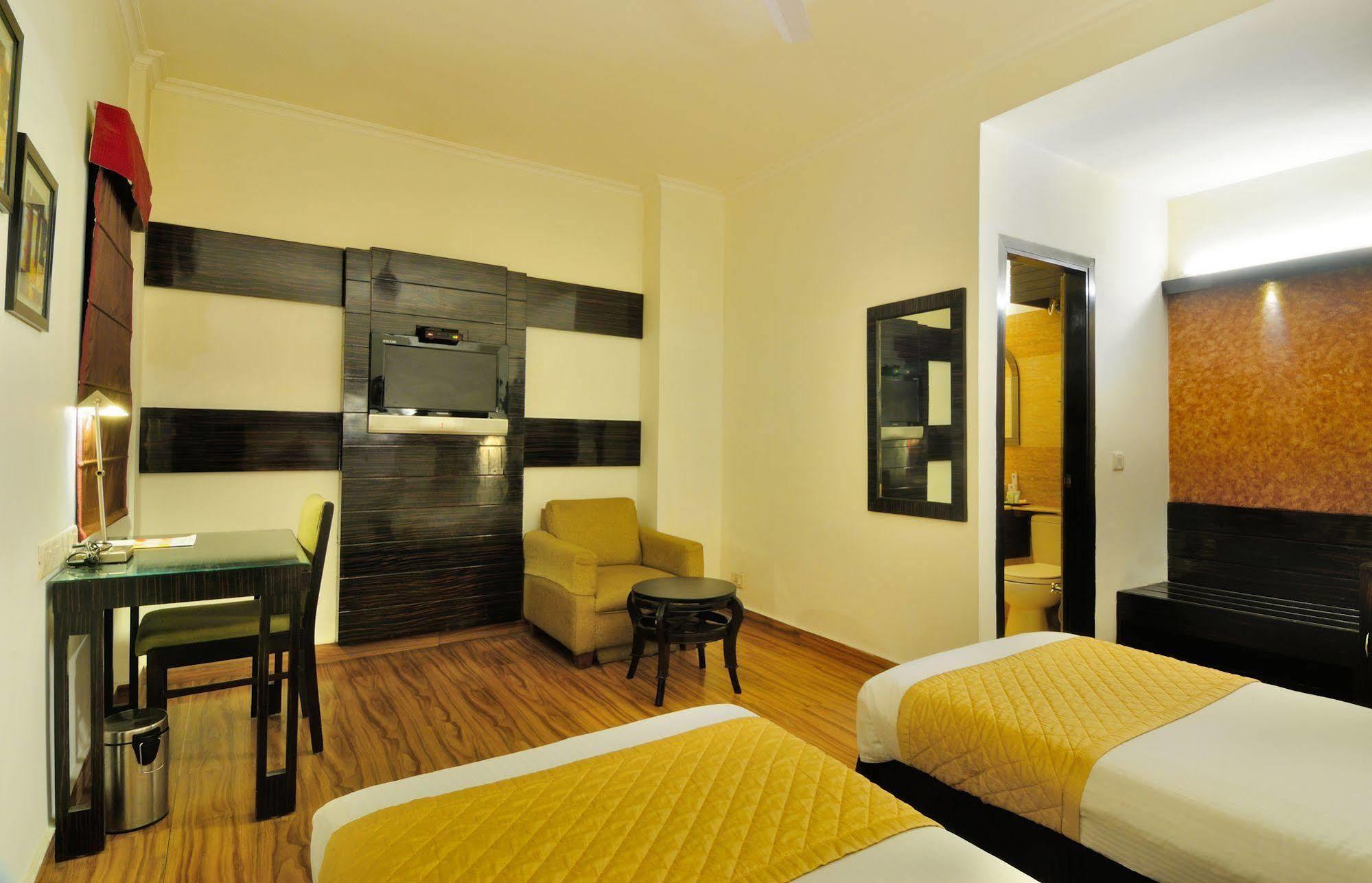 Crossroads Hotel Gurgaon Buitenkant foto