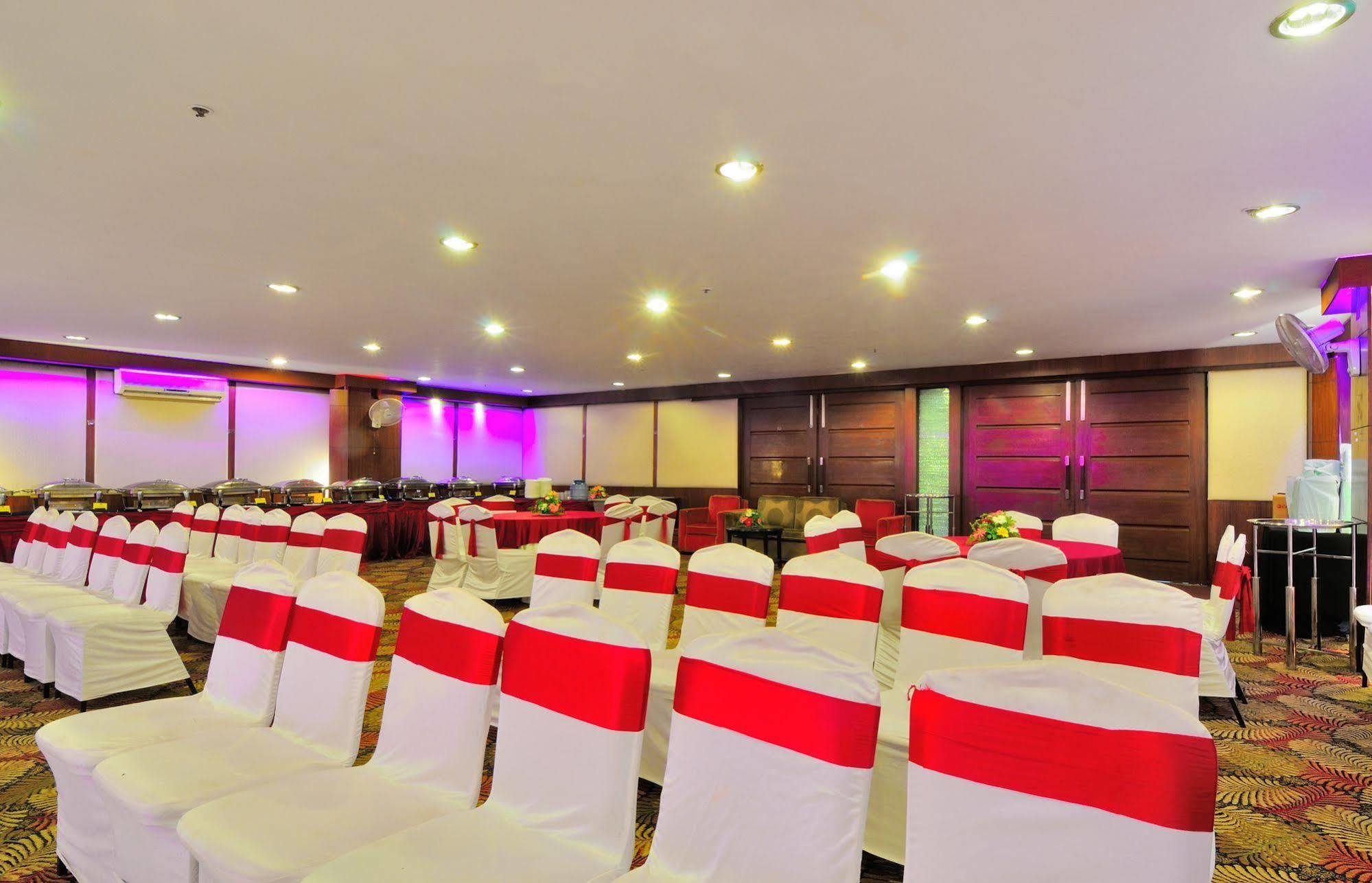 Crossroads Hotel Gurgaon Buitenkant foto