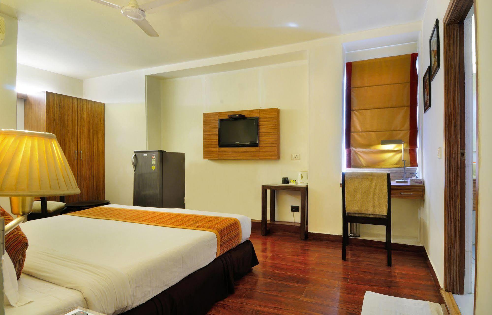 Crossroads Hotel Gurgaon Buitenkant foto