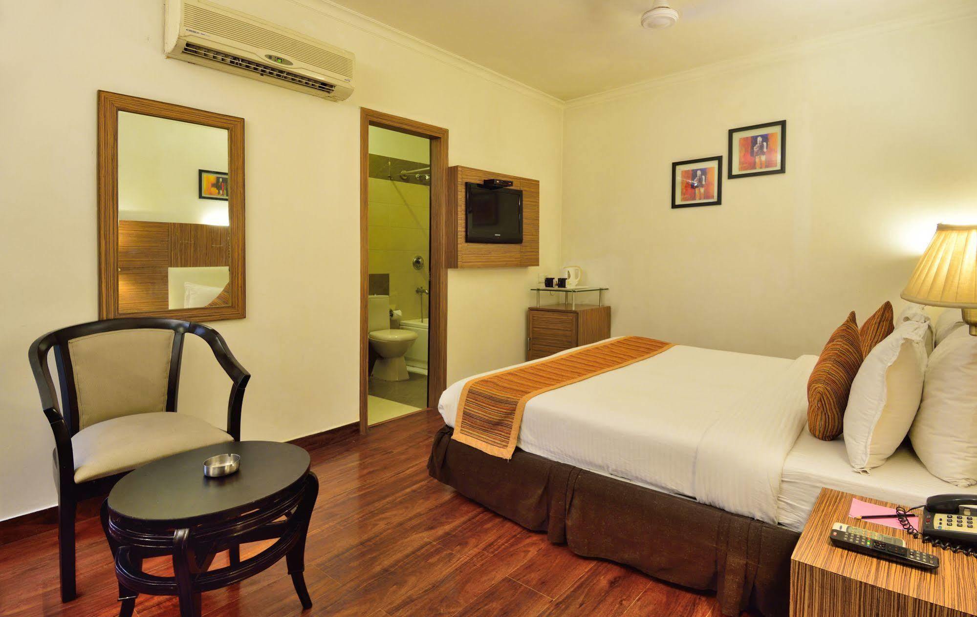 Crossroads Hotel Gurgaon Buitenkant foto