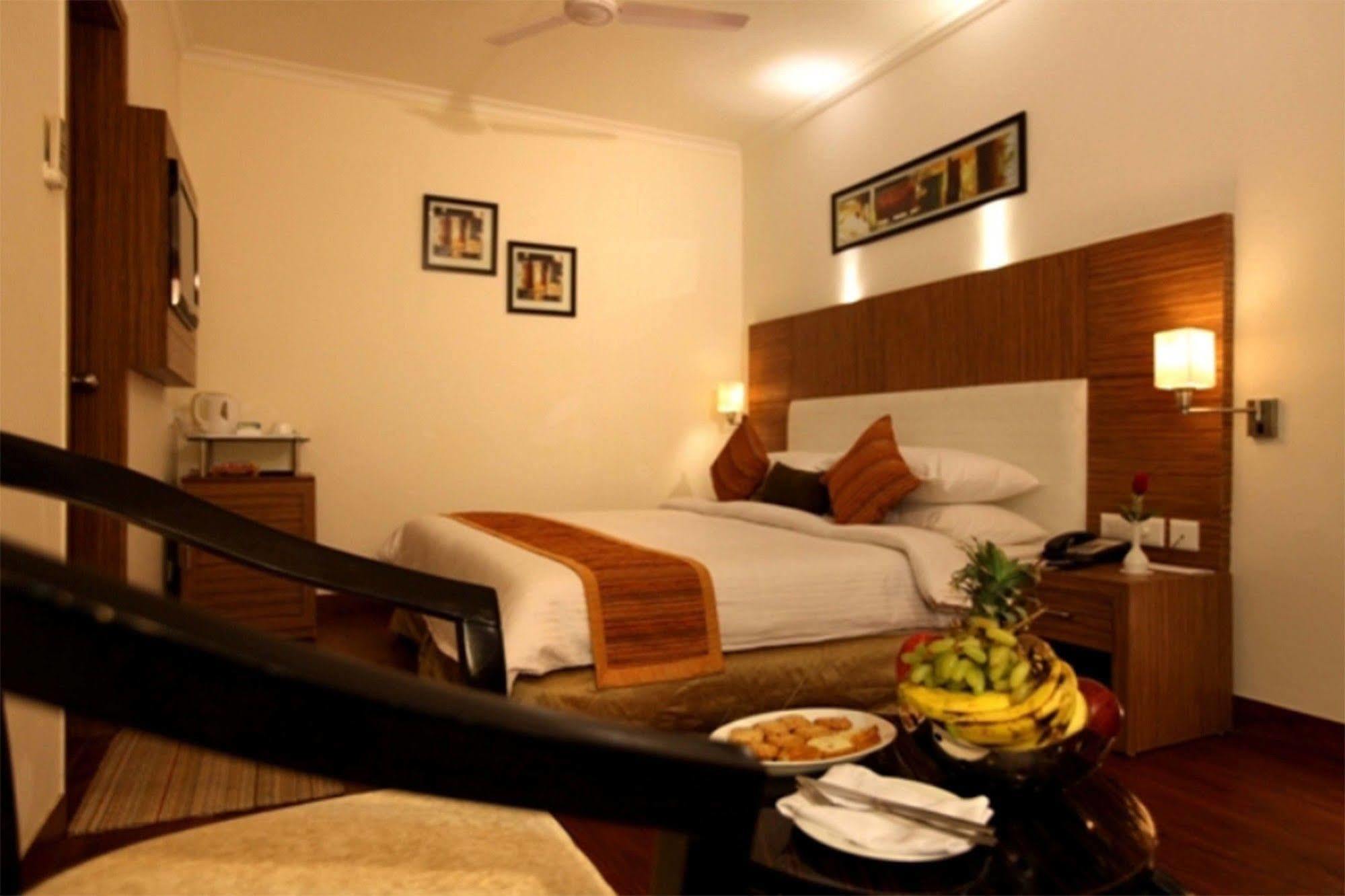Crossroads Hotel Gurgaon Buitenkant foto