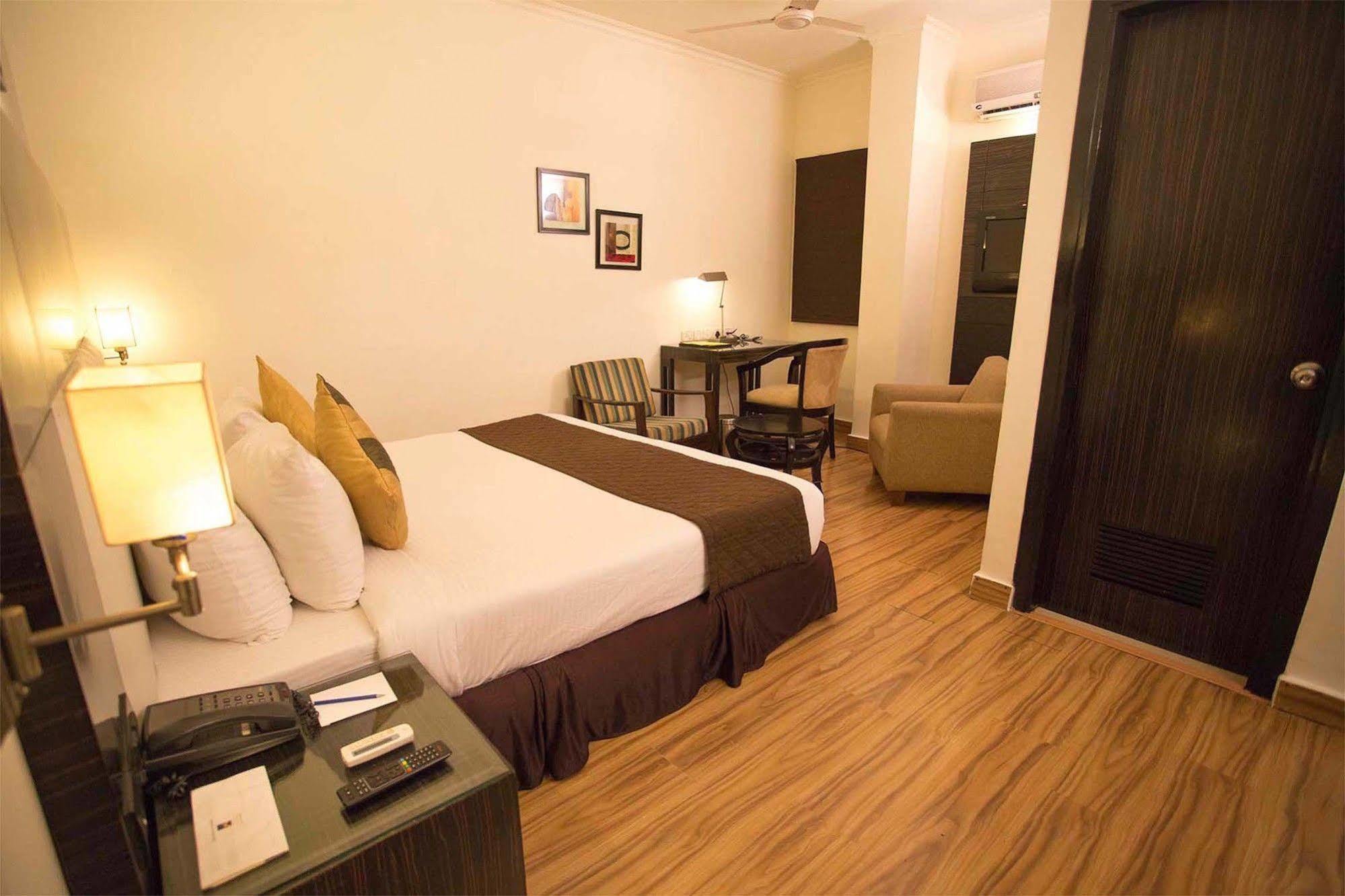 Crossroads Hotel Gurgaon Buitenkant foto